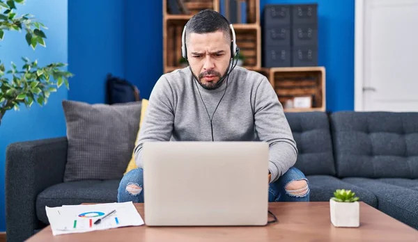 Hispanic Man Using Laptop Working Home Thinking Attitude Sober Expression — Stock Photo, Image