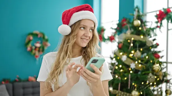 Jeune Femme Blonde Utilisant Smartphone Célébrant Noël Maison — Photo