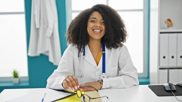 Afrikanische Ärztin Lächelt Zuversichtlich Tisch Klinik — Stockfoto