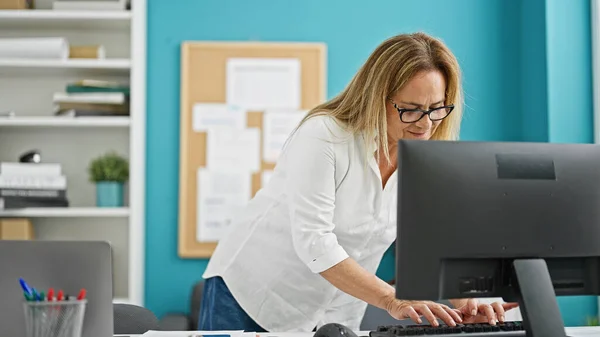 オフィスで働くコンピュータを使用して中年のヒスパニック女性ビジネスワーカー — ストック写真