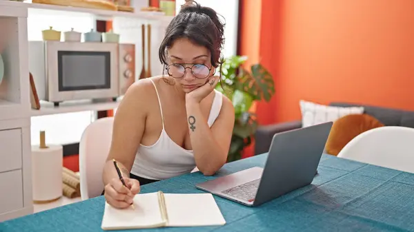 Junge Schöne Hispanische Frau Müde Mit Laptop Notizen Esszimmer — Stockfoto
