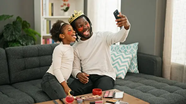 African American Father Daughter Wearing King Crown Baggy Eyes Pad — Stock Photo, Image