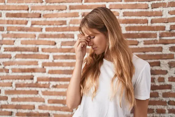 Young Caucasian Woman Standing Bricks Wall Tired Rubbing Nose Eyes — Stock Photo, Image