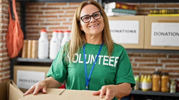 Mujer Hispana Mediana Edad Voluntaria Sonriendo Confiada Pie Centro Caridad — Foto de Stock