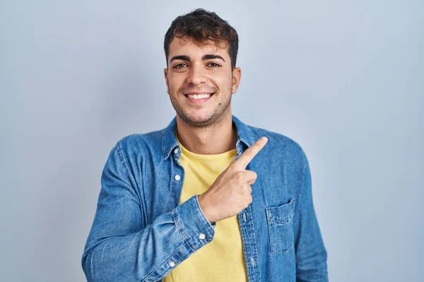 Young Hispanic Man Standing Blue Background Cheerful Smile Face Pointing — Stock Photo, Image