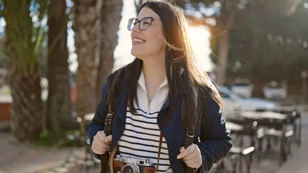 Jonge Spaanse Vrouw Toerist Draagt Rugzak Camera Glimlachen Straat — Stockfoto