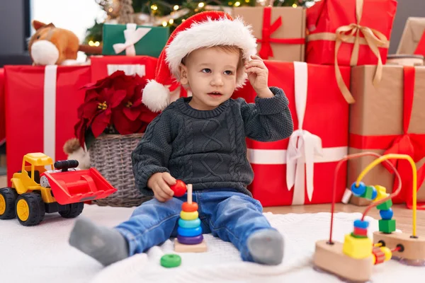 Sevimli Sarışın Çocuk Evde Noel Hediyeleriyle Yerde Oyuncaklarla Oynuyor — Stok fotoğraf