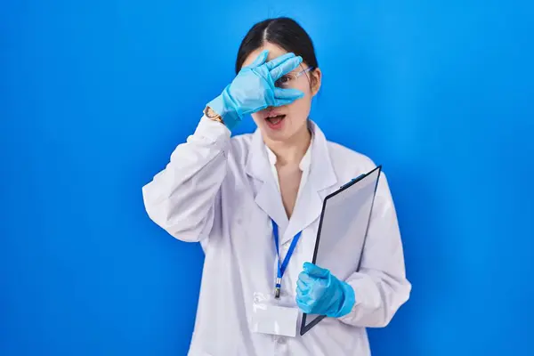 Čínská Mladá Žena Pracující Laboratoři Vědců Vykukující Šoku Zakrývající Obličej — Stock fotografie