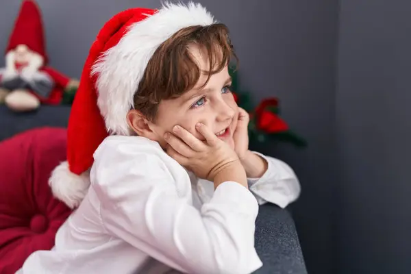 Evdeki Noel Süslemesinde Kendine Güveni Olan Sevimli Spanyol Çocuk Koltukta — Stok fotoğraf