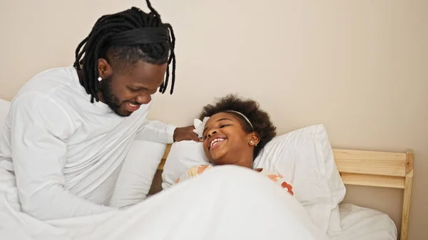 Afro Américain Père Fille Couché Sur Lit Riant Beaucoup Pour — Photo