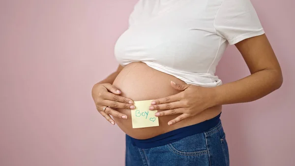 Mladá Těhotná Žena Uvedení Chlapec Připomínat Papír Břiše Přes Izolované — Stock fotografie