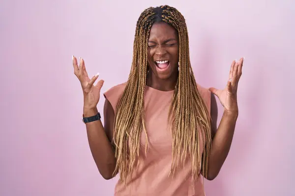 Африканская Американка Плетеными Волосами Розовом Фоне Празднует Безумный Сумасшедший Успех — стоковое фото