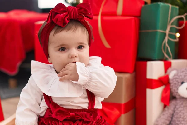 Liebenswertes Blondes Kleinkind Sitzt Bei Weihnachtsgeschenken Hause Auf Dem Boden — Stockfoto