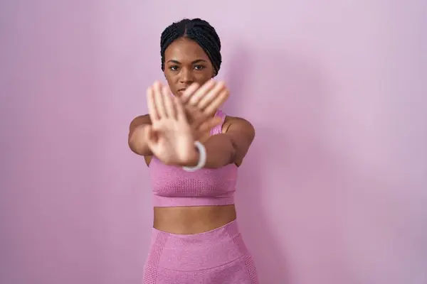 Afroamerykanka Warkoczami Ubrana Odzież Sportową Różowym Tle Odrzucenie Wyraz Skrzyżowanie — Zdjęcie stockowe
