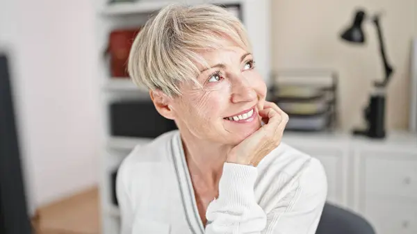 Mulher Loira Meia Idade Empresária Sentada Mesa Sorrindo Escritório — Fotografia de Stock