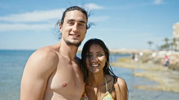 Hombre Mujer Turista Pareja Pie Juntos Sonriendo Playa —  Fotos de Stock