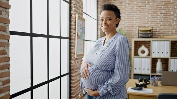 Genç Hamile Kadını Gülümsemesi Ofisteki Göbeğine Dokunuyor — Stok fotoğraf