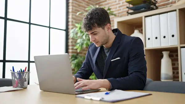 Junger Hispanischer Geschäftsmann Mit Laptop Und Ernstem Gesicht Büro — Stockfoto
