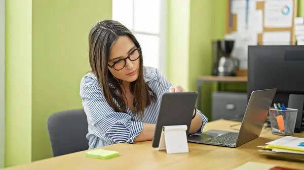 Young Beautiful Hispanic Woman Business Worker Using Laptop Touchpad Office — Stock Photo, Image