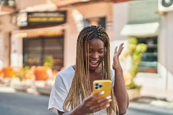 Mujer Afroamericana Usando Smartphone Con Expresión Sorpresa Calle — Foto de Stock