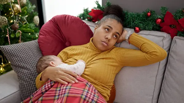 Mãe Filho Estressados Celebrando Natal Amamentando Bebê Casa — Fotografia de Stock