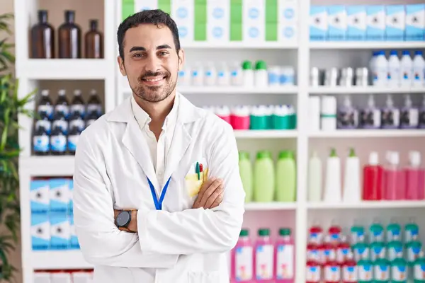 Hombre Hispano Guapo Trabajando Farmacia Cara Feliz Sonriendo Con Los — Foto de Stock