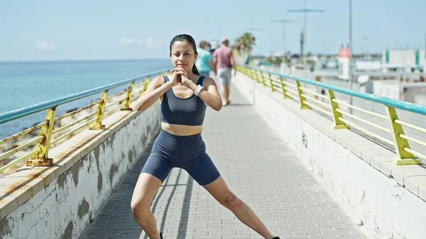 Junge Schöne Hispanische Frau Trägt Sportbekleidung Training Beine Übung Meer — Stockfoto