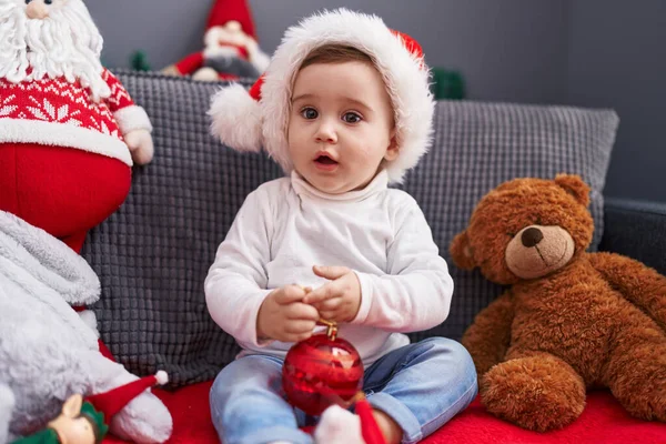 Sevimli Beyaz Bebek Evdeki Kanepede Oturmuş Noel Süsleme Balosuyla Oynuyor — Stok fotoğraf