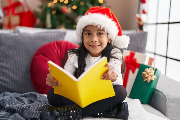Sevimli Spanyol Kız Kitap Okuyor Evdeki Noel Ağacının Yanında Koltukta — Stok fotoğraf