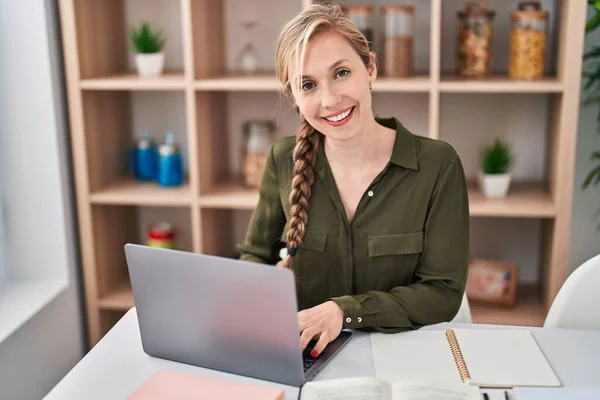 Young Blonde Woman Sitting Table Studying Home — Foto Stock