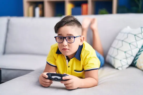Jovem Garoto Hispânico Jogando Controle Videogame Segurando Sofá Sem Noção — Fotografia de Stock