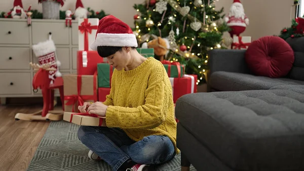 Genç Çinli Kadın Elinde Hediyeyle Evde Noel Ağacının Yanında Oturuyor — Stok fotoğraf