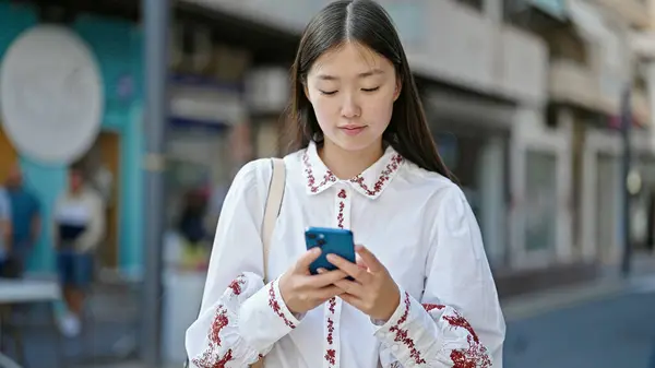 Joven Mujer China Usando Smartphone Con Expresión Seria Calle — Foto de Stock