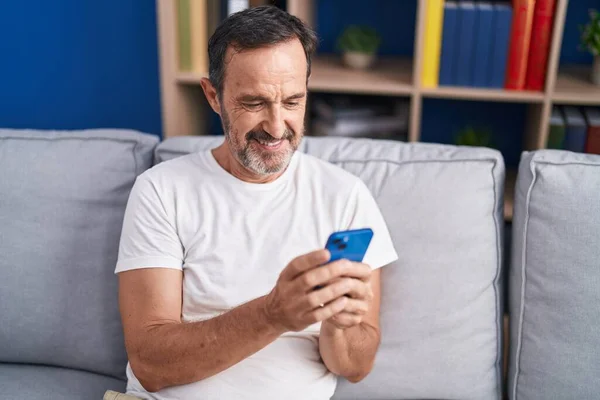 Middle Age Man Using Smartphone Sitting Sofa Home — Φωτογραφία Αρχείου