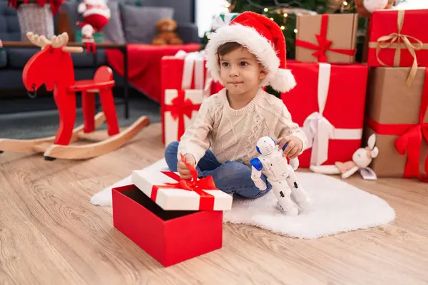 Sevimli Spanyol Çocuk Evde Noel Ağacının Yanında Yerde Oturan Oyuncak — Stok fotoğraf