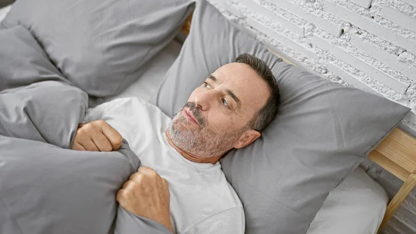 Mężczyzna Średnim Wieku Siwymi Włosami Leżący Poważnie Łóżku Pochłonięty Głębokim — Zdjęcie stockowe