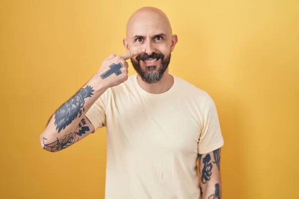 Hombre Hispano Con Tatuajes Pie Sobre Fondo Amarillo Señalando Con —  Fotos de Stock