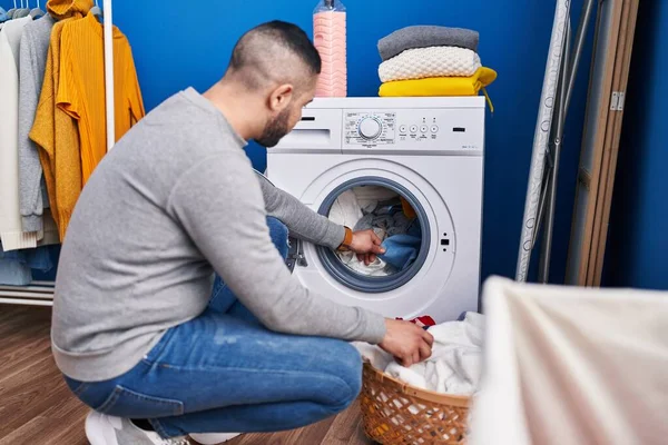 Ung Latin Man Tvätta Kläder Tvättstuga — Stockfoto