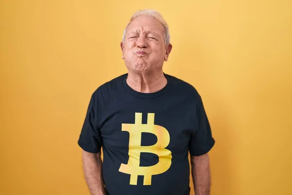 Homem Sênior Com Cabelos Grisalhos Vestindo Bitcoin Camisa Bochechas Inchadas — Fotografia de Stock