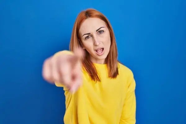 Young Woman Standing Blue Background Pointing Displeased Frustrated Camera Angry — ストック写真
