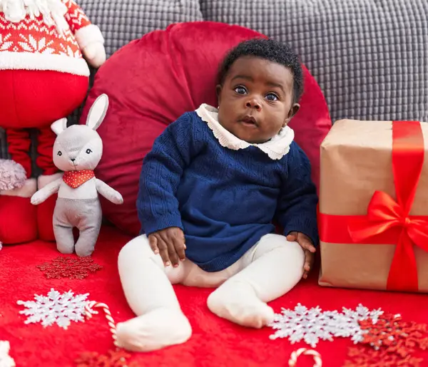 Africké Americké Dítě Sedí Pohovce Podle Vánočního Dárku Doma — Stock fotografie