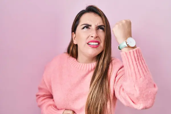 Young Hispanic Woman Standing Pink Background Angry Mad Raising Fist — Stock Photo, Image
