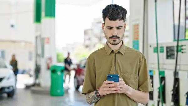 Genç Spanyol Adam Benzin Istasyonunda Akıllı Telefon Kullanıyor — Stok fotoğraf