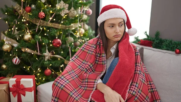 Mladá Krásná Hispánská Žena Nosí Vánoční Klobouk Vážným Výrazem Doma — Stock fotografie