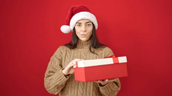 Jovem Bela Mulher Hispânica Vestindo Chapéu Natal Desembalagem Dom Olhando — Fotografia de Stock
