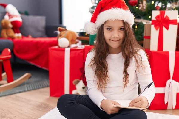 집에서 크리스마스 트리에 바닥에 클로스 편지를 스러운 히스패닉 — 스톡 사진