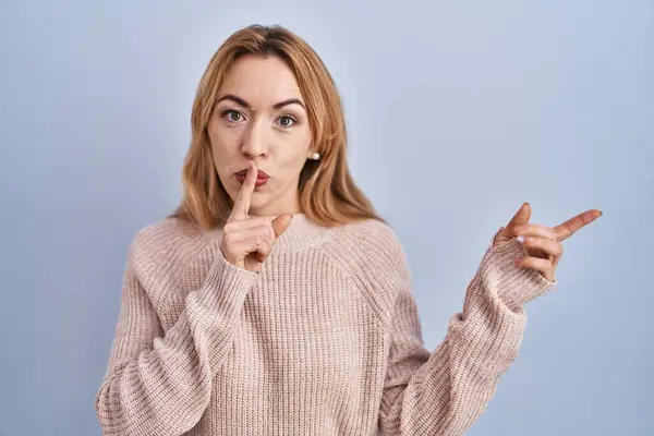 Hispanic Woman Standing Blue Background Asking Quiet Finger Lips Pointing — Stock Photo, Image