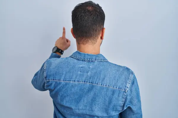 Νεαρός Ισπανόφωνος Στέκεται Πάνω Από Μπλε Φόντο Ποζάροντας Προς Πίσω — Φωτογραφία Αρχείου