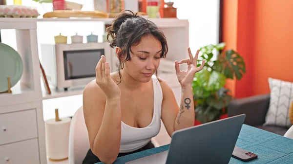 Junge Schöne Hispanische Frau Mit Laptop Macht Yoga Übungen Esszimmer — Stockfoto