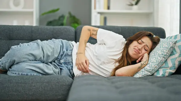 Jovem Bela Mulher Hispânica Sofrendo Por Dor Menstrual Deitada Sofá — Fotografia de Stock